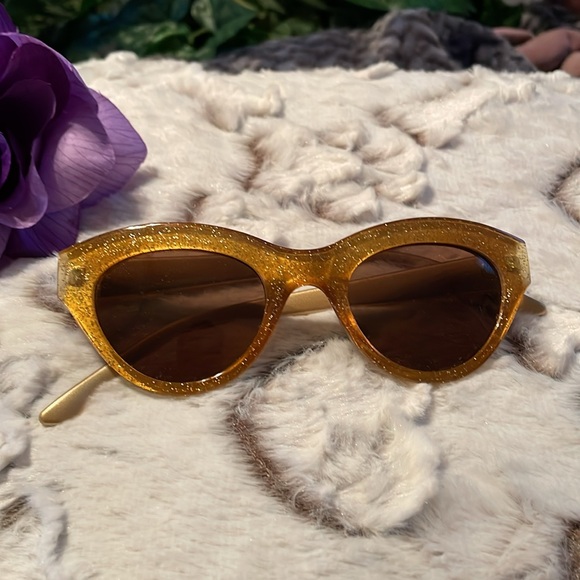 “Cat Eye”🕶️ bling gold glitter Sunglasses Lightweight & durable in EUC No Flaws - Picture 5 of 11